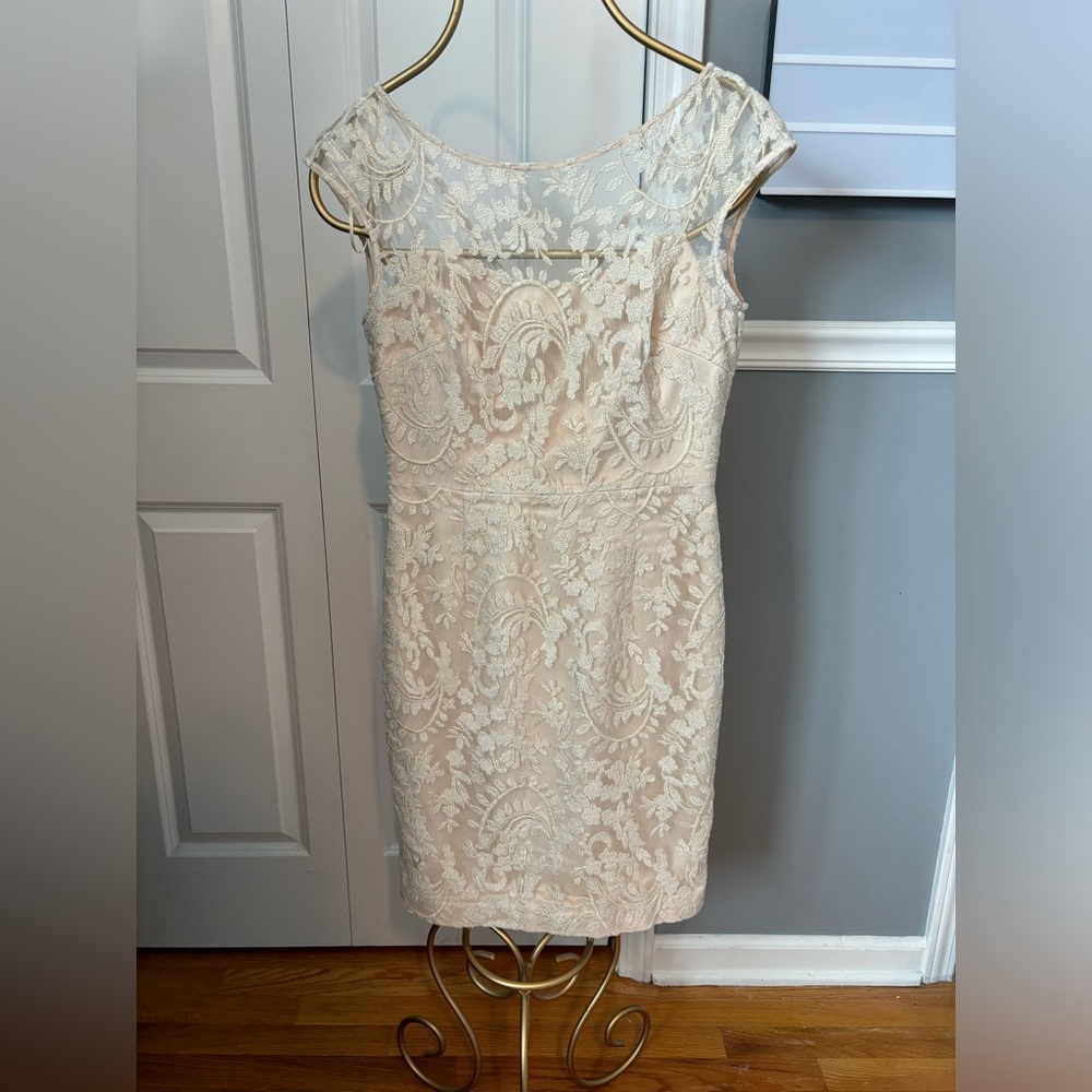 Kay Unger Elegant Cream Lace Dress